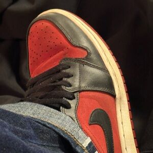 NIKE AIR JORDAN Mid Rise Basketball shoes in excellent pre owned condition.